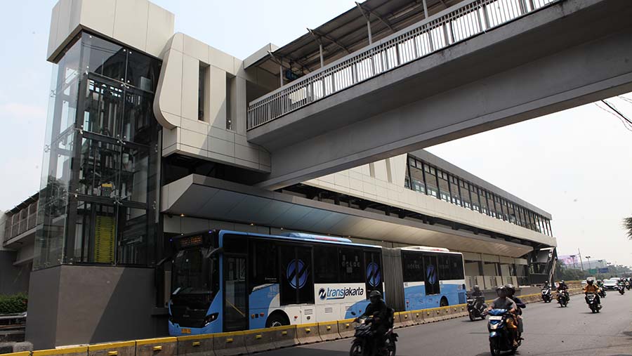 Bus Transjakarta tiba halte Gatot Subroto LIPI di Jakarta, Senin (17/7/2023). (Bloomberg Technoz/ Andrean Kristianto)