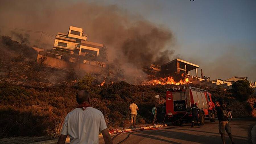 Kebakaran hutan di Yunani. (Sumber: Bloomberg)