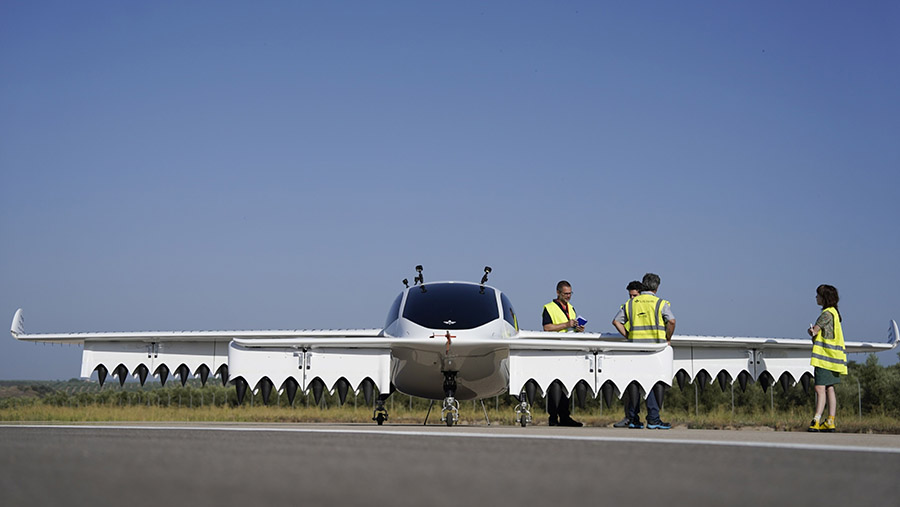 Pesawat lepas landas dan mendarat vertikal (eVTOL) listrik Lilium NV uji terbang di Spanyol, Selasa (18/7/2023). (Paul Hanna/Bloomberg)