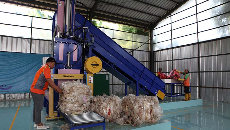 Pekerja mencoba mesin pres sampah plastik di Jakarta Recycle Centre, Pesanggrahan, Jakarta, Kamis (20/7/2023). (Bloomberg Technoz/Andrean Kristianto)
