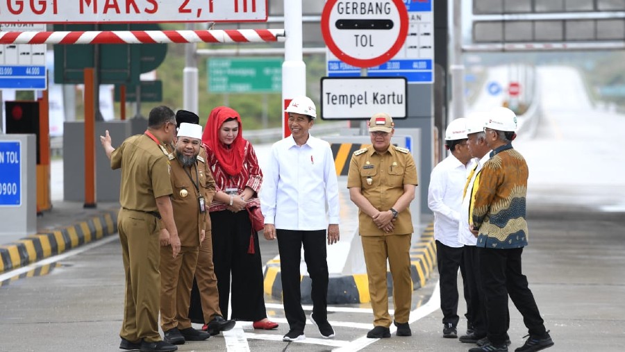 Presiden Jokowi saat meresmikan Bengkulu-Taba Penanjung (BPMI Setpres/Kris)