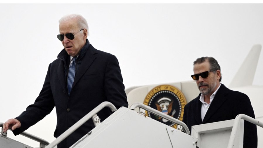 Joe Biden dan putranya, Hunter Biden (Sumber: Bloomberg)