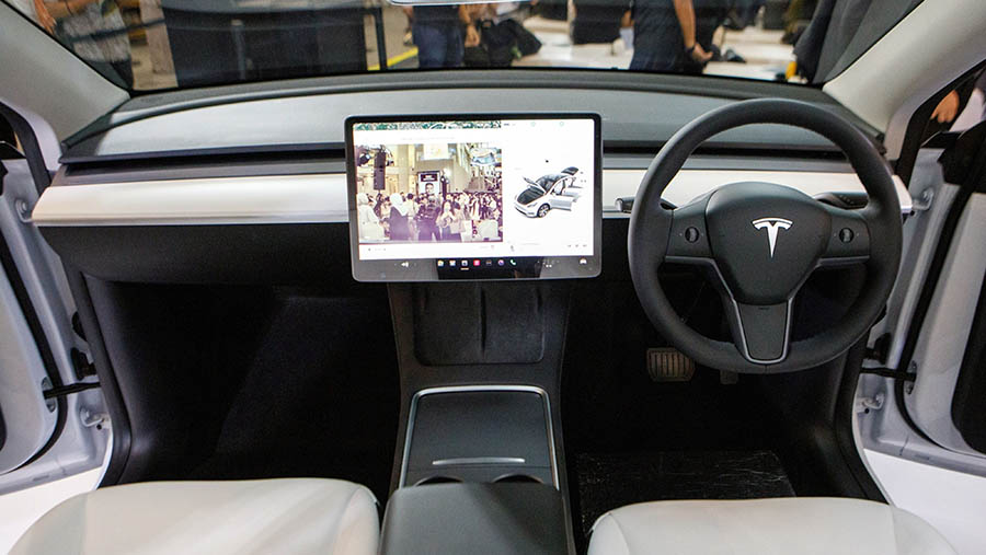 Interior mobil listrik Tesla Model Y yang diluncurkan di Kuala Lumpur, Malaysia, Kamis (20/7/2023). (Samsul Said/Bloomberg)
