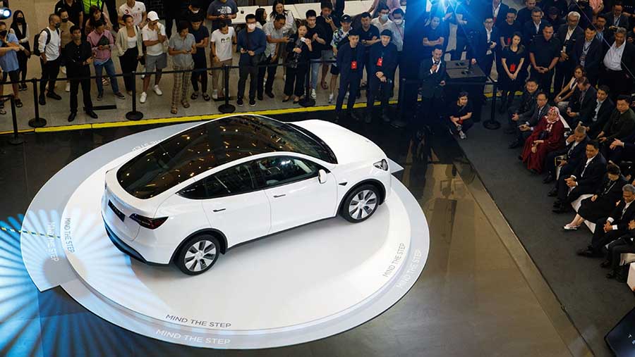 Model Y pertama dijual di Indonesia pada April 2022 seharga Rp2 miliar hingga Rp2,4 miliar. (Samsul Said/Bloomberg)