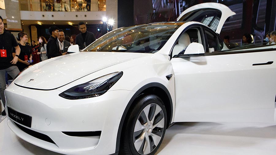Peluncuran mobil listrik Tesla Model Y di Kuala Lumpur, Malaysia, Kamis (20/7/2023). (Samsul Said/Bloomberg)