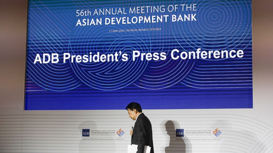 (Masatsugu Asakawa, presiden Bank Pembangunan Asia (ADB), tiba untuk konferensi pers di Incheon, Korea Selatan (Woohae Cho/Bloomberg)