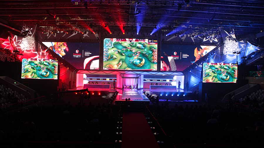 Suasana ESL Snapdragon Mobile Legends: Bang Bang Pro Series Season 3 di Istora Senayan, Jumat (21/7/2023). (Bloomberg Technoz/Andrean Kristianto)