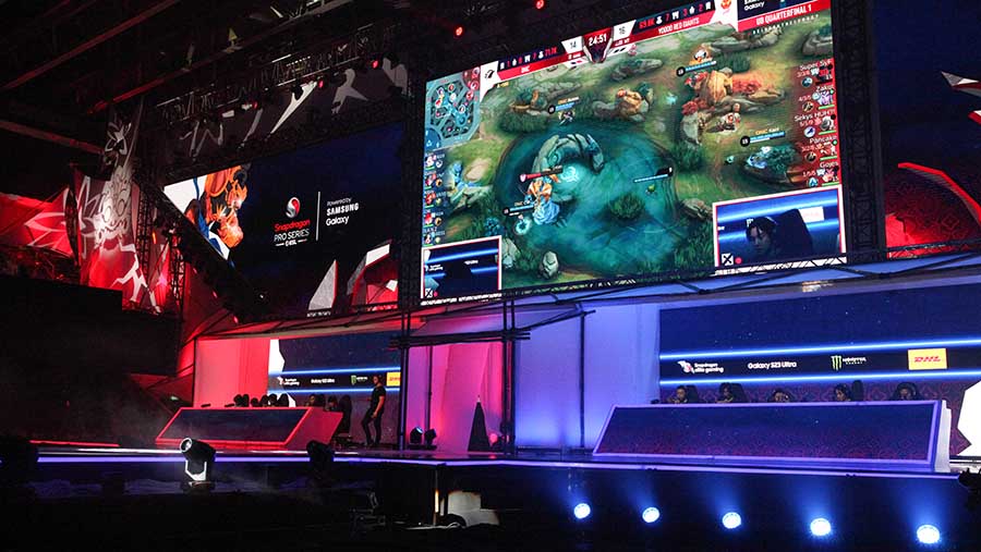 Suasana ESL Snapdragon Mobile Legends: Bang Bang Pro Series Season 3 di Istora Senayan, Jumat (21/7/2023). (Bloomberg Technoz/Andrean Kristianto)