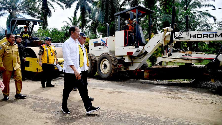 Presiden Jokowi meninjau Jalan Inpres Jalur Kerkap-Tanjung Agung Pali, di Kabupaten Bengkulu Utara, Jumat (21/07/2023). (Foto: BPMI Setpres/Rusman)