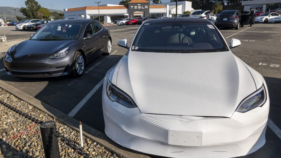 Deretan mobil Tesla siap dipasarkan di Amerika Serikat. (Dok Bloomberg)