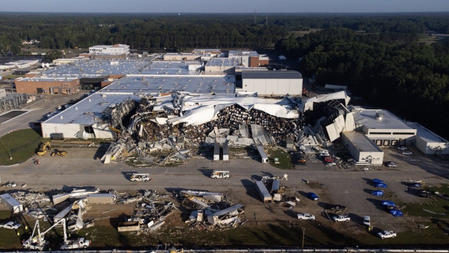Pabrik rusak di AS karena tornado (Sumber: Bloomberg)
