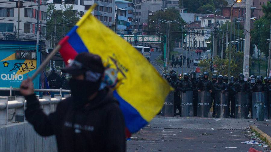Ilustrasi kerusuhan di Ekuador. (Sumber: Bloomberg)