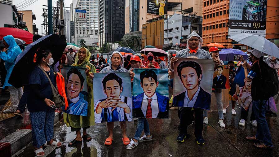 Pedemo melakukan aksi unjuk rasa untuk mendukung partai Move Forward Pita di Bangkok, Thailand, Minggu (23/7/2023). (Andre Malerba/Bloomberg)