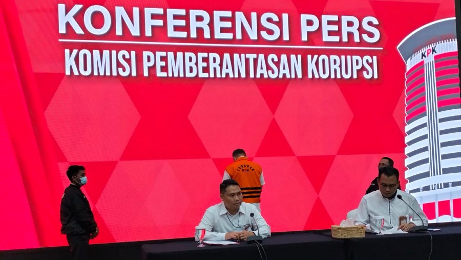 KPK memberi keterangan tersangka baru pada kasus suap pengesahan RAPBN Jambi. (dok Sultan Ibnu)