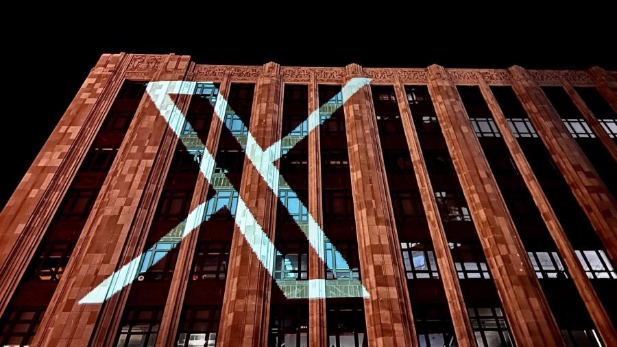 Grafis laser logo X sebagai penanda terpampang di gedung kantor Twitter. (dok Elon Musk/Twitter)