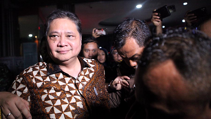 Menko Perekonomian Airlangga Hartarto usai menjalani pemeriksaan sebagai saksi di Kejagung, Senin (24/7/2023). (Bloomberg Technoz/Andrean Kristianto)