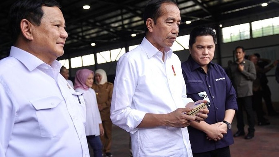 Presiden Jokowi, Menhan Prabowo, dan Menteri BUMN Erick Thohir saat di pabrik Pindad (Dok. Kementerian BUMN)