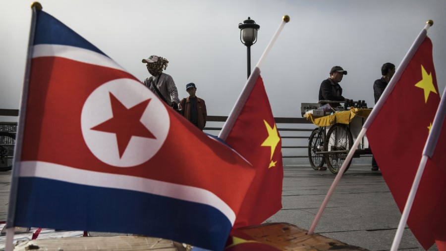Ilustrasi bendera China dan Korea Utara. (Sumber: Bloomberg)