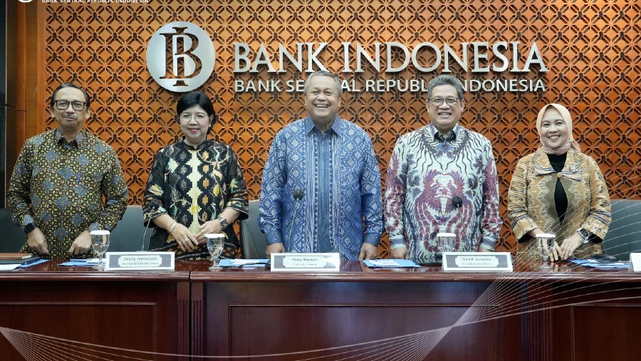 Gubernur BI dan Anggota Dewan Gubernur BI usai RDG (Dok. Bank Indonesia)