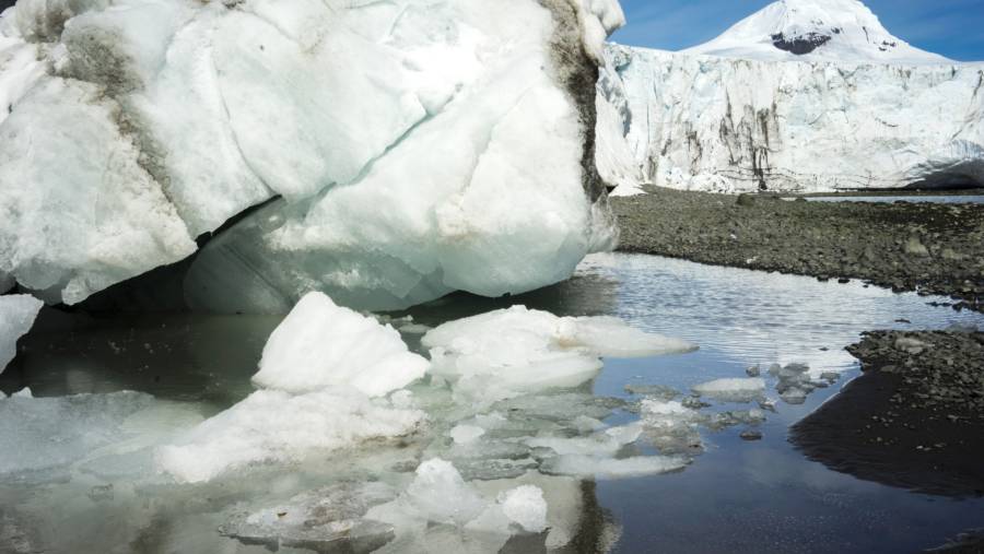 Es Antartika mencair (Isadora Romero/Bloomberg)