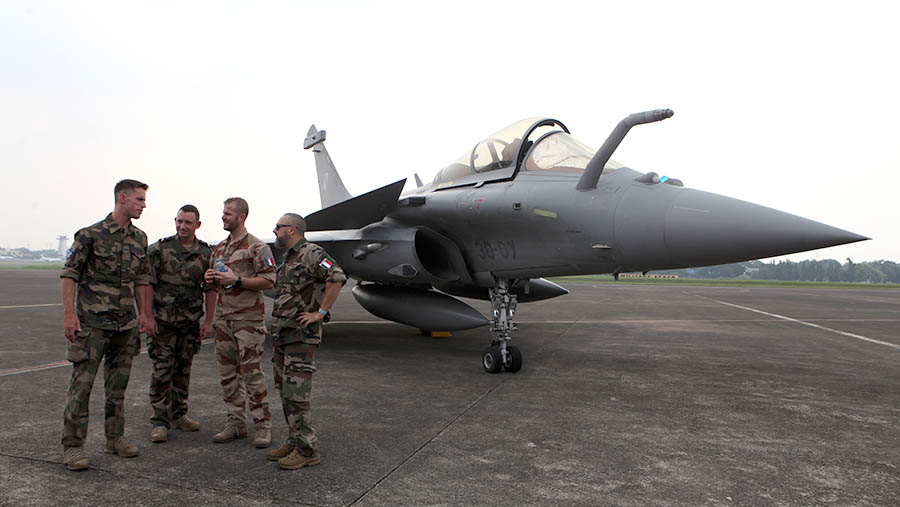 Pesawat tempur Rafale milik militer Prancis terparkir di Lanud Halim Perdanakusuma, Jakarta, Rabu (26/7/2023) (Bloomberg Technoz/Andrean Kristianto)
