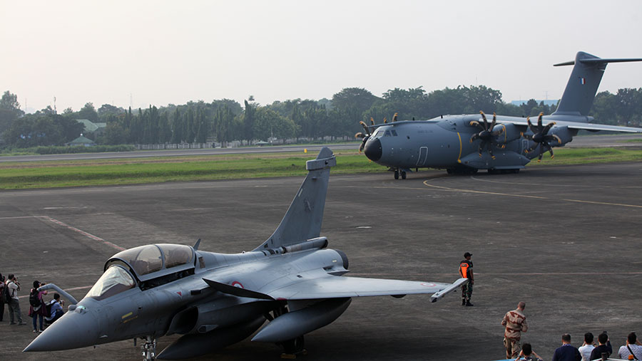 Selain dua pesawat sebelumnya, pada sore hari pesawat angkut A400M tiba di Lanud Halim Perdanakusuma. (Bloomberg Technoz/Andrean Kristianto)