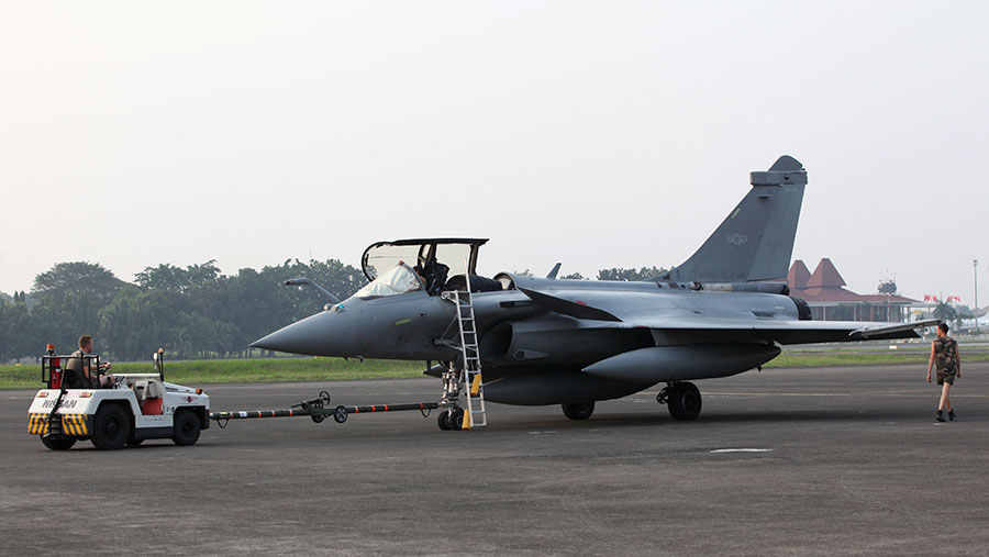 Jet tempur Rafale milik militer Prancis terparkir di Lanud Halim Perdanakusuma, Jakarta, Rabu (26/7/2023) (Bloomberg Technoz/Andrean Kristianto)