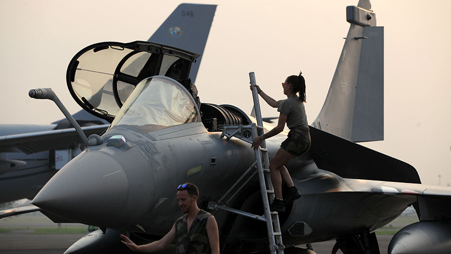 Pesawat tempur Rafale milik militer Prancis terparkir di Lanud Halim Perdanakusuma, Jakarta, Rabu (26/7/2023) (Bloomberg Technoz/Andrean Kristianto)
