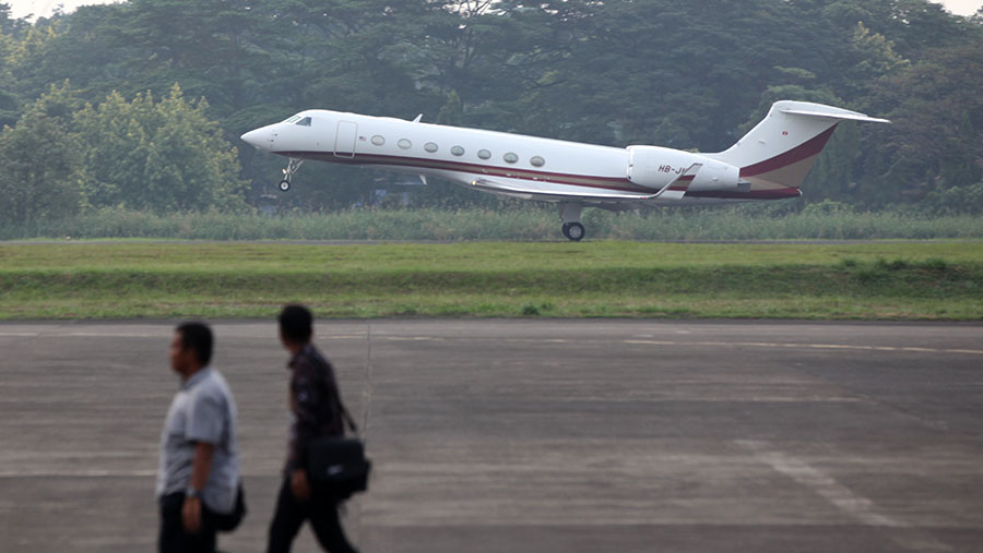 Jet pribadi, Gulfstream G550 lepas landas di bandara Halim Perdanakusuma, Jakarta, Rabu (26/7/2023). (Bloomberg Technoz/ Andrean Kristianto)