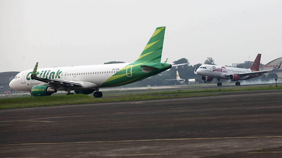 Pesawat Batik Air tiba di bandara Halim Perdanakusuma, Jakarta, Rabu (26/7/2023). (Bloomberg Technoz/ Andrean Kristianto)