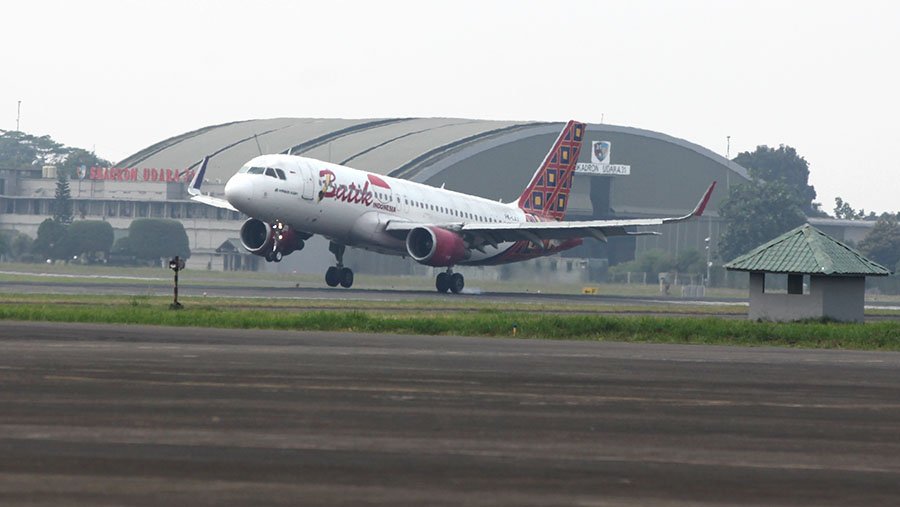 Pesawat Batik Air tiba di bandara Halim Perdanakusuma, Jakarta, Rabu (26/7/2023). (Bloomberg Technoz/ Andrean Kristianto)