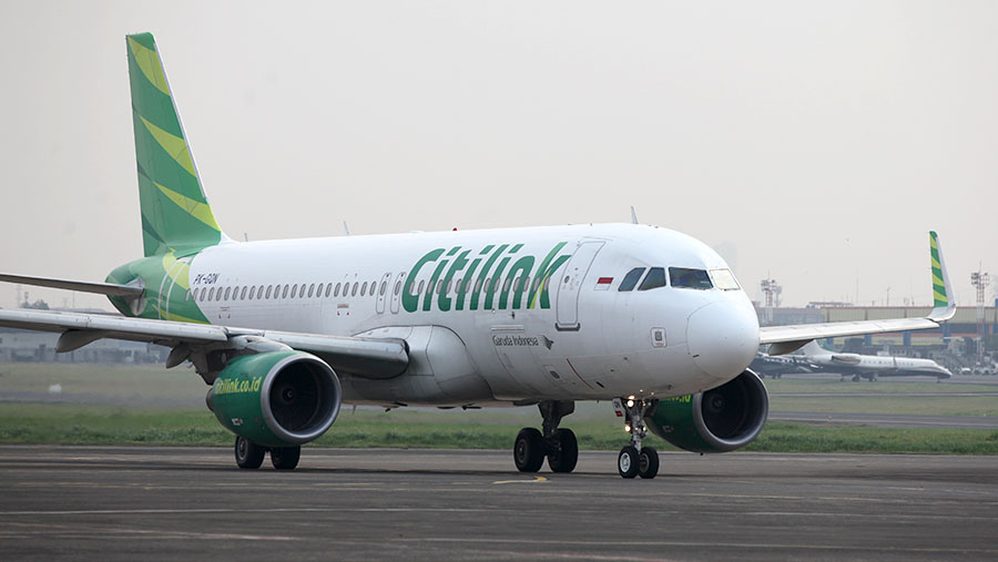 Pesawat Citilink bersiap lepas landas di bandara Halim Perdanakusuma, Jakarta, Rabu (26/7/2023). (Bloomberg Technoz/ Andrean Kristianto)