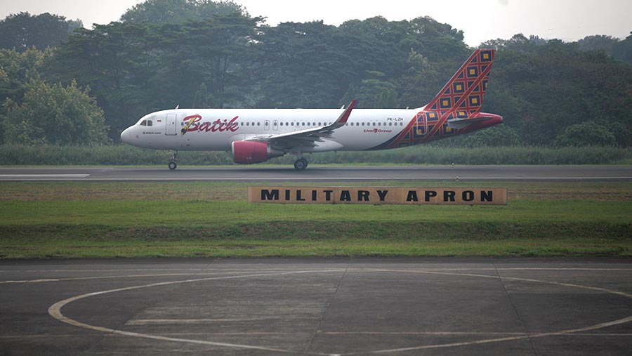 Pesawat Batik Air lepas landas di bandara Halim Perdanakusuma, Jakarta, Rabu (26/7/2023). (Bloomberg Technoz/ Andrean Kristianto)