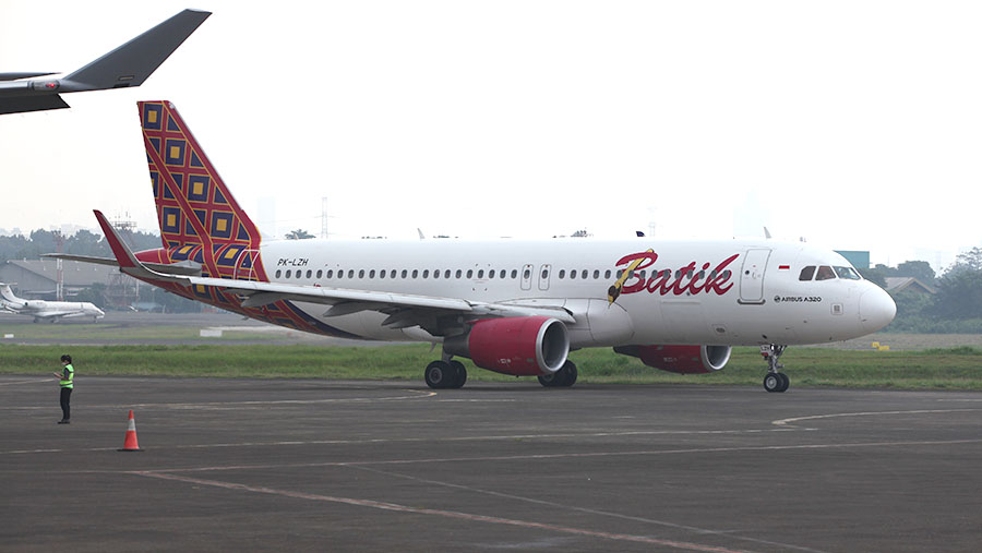 Pesawat Batik Air bersiap lepas landas di bandara Halim Perdanakusuma, Jakarta, Rabu (26/7/2023). (Bloomberg Technoz/ Andrean Kristianto)