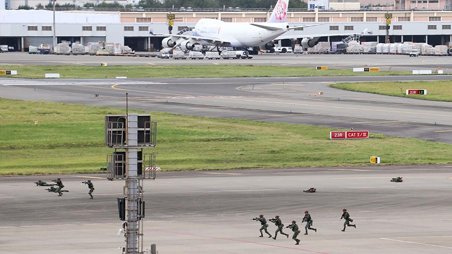 Tentara Taiwan mengikuti latihan serangan udara di Bandara Internasional Taoyuan di Taoyuan, Taiwan, Rabu, (26/7/2023). (I-Hwa Cheng/Bloomberg)