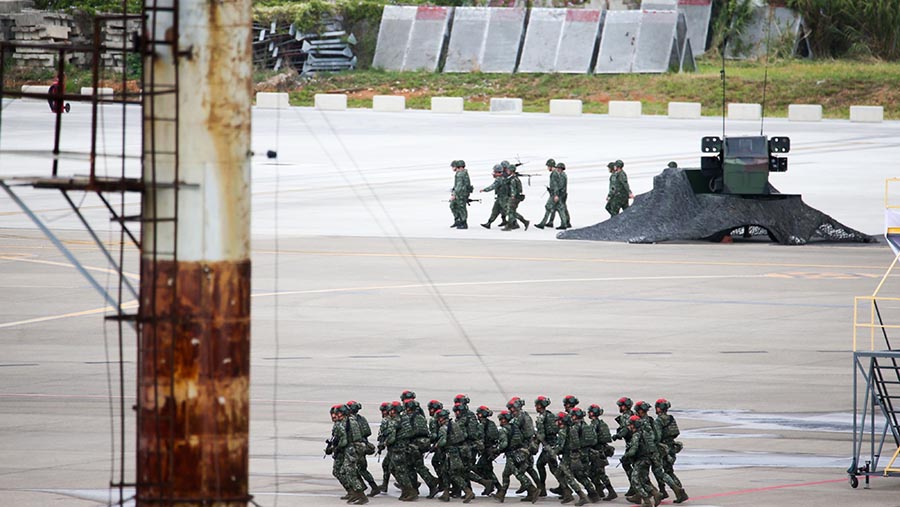 Tentara Taiwan mengikuti latihan serangan udara di Bandara Internasional Taoyuan di Taoyuan, Taiwan, Rabu, (26/7/2023). ( I-Hwa Cheng/Bloomberg)