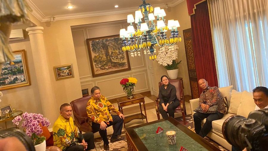 Ketua Umum Partai Golkar Airlangga Hartarto bertemu dengan Ketua DPP PDIP Puan Maharani diJakarta (Bloomberg Technoz/Arif Subakti)