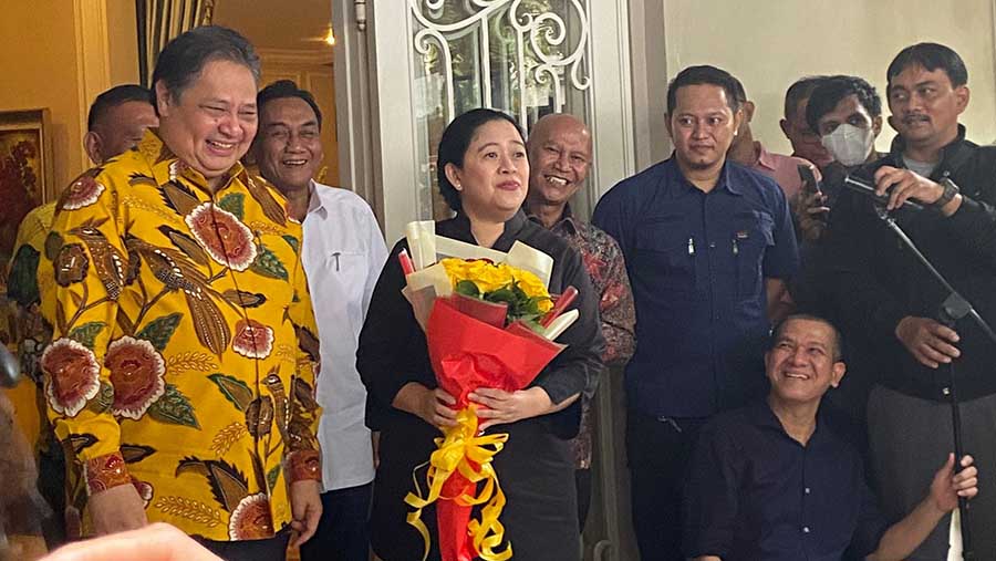 Ketua Umum DPP Partai Golkar Airlangga Hartarto bersama Ketua DPR RI Puan Maharani. (Bloomberg Technoz/ Arif Subakti)