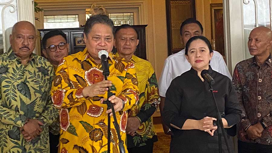 Ketua Umum DPP Partai Golkar Airlangga Hartarto bersama Ketua DPR RI Puan Maharani. (Bloomberg Technoz/ Arif Subakti)