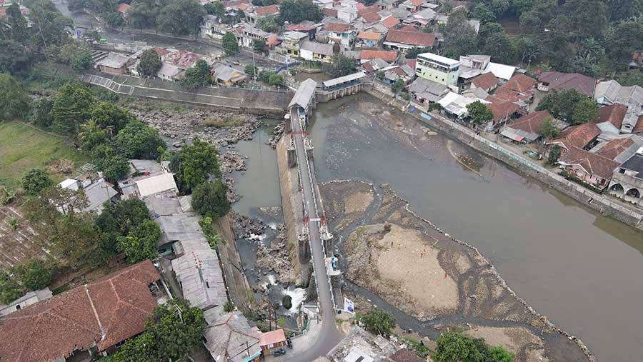 Memasuki musim kemarau, Tinggi muka air (TMA) Sungai Ciliwung di Bendung Katulampa mengalami penyusutan. (Bloomberg Technoz/ Andrean Kristianto)