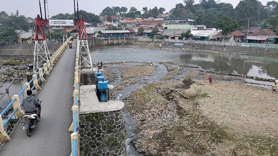 Kondisi debit air sungai Ciliwung di Bendung Katulampa yang mengalami penyusutan, Kamis (27/7/2023). (Bloomberg Technoz/ Andrean Kristianto)