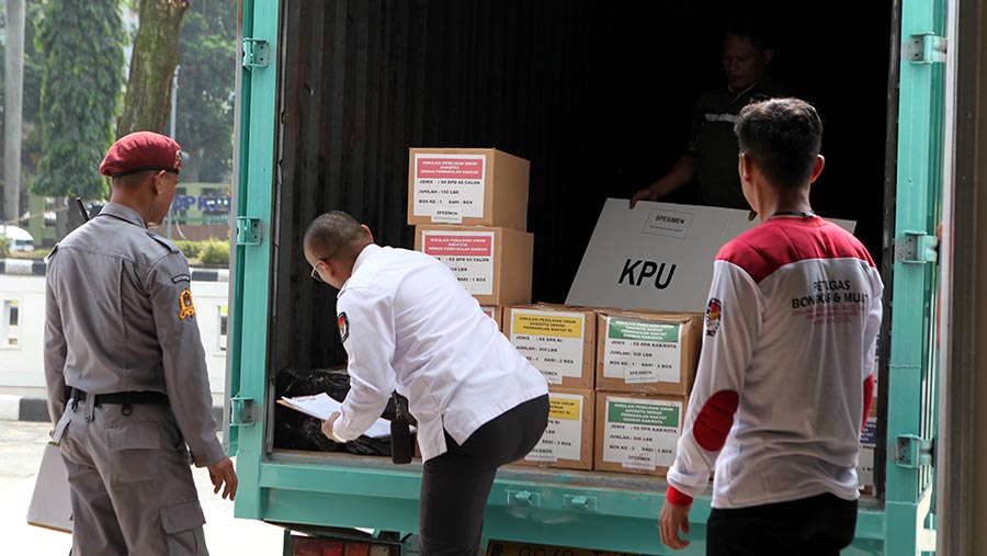 Sejumlah petugas KPU membawa logistik pemilu saat simulasi di Kantor KPU, Kabupaten Bogor, Kamis (27/7/2023). (Bloomberg Technoz/ Andrean Kristianto)