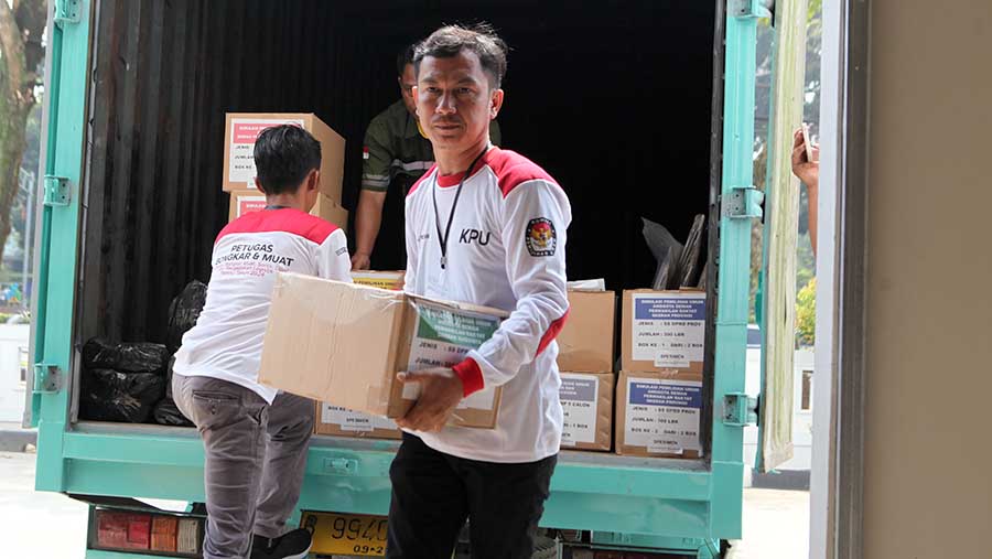 Sejumlah petugas KPU membawa logistik pemilu saat simulasi di Kantor KPU, Kabupaten Bogor, Kamis (27/7/2023). (Bloomberg Technoz/ Andrean Kristianto)