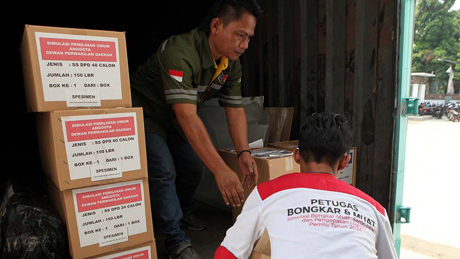 Sejumlah petugas KPU membawa logistik pemilu saat simulasi di Kantor KPU, Kabupaten Bogor, Kamis (27/7/2023). (Bloomberg Technoz/ Andrean Kristianto)