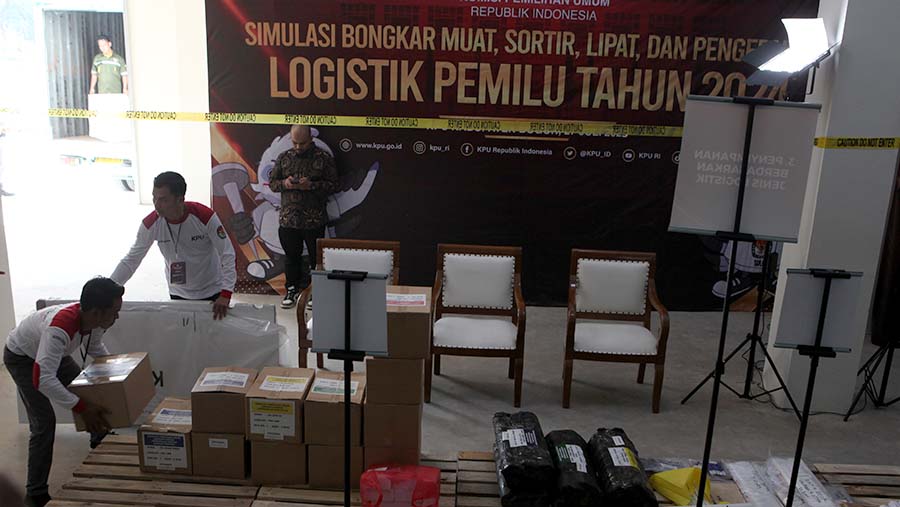 Sejumlah petugas KPU membawa logistik pemilu saat simulasi di Kantor KPU, Kabupaten Bogor, Kamis (27/7/2023). (Bloomberg Technoz/ Andrean Kristianto)