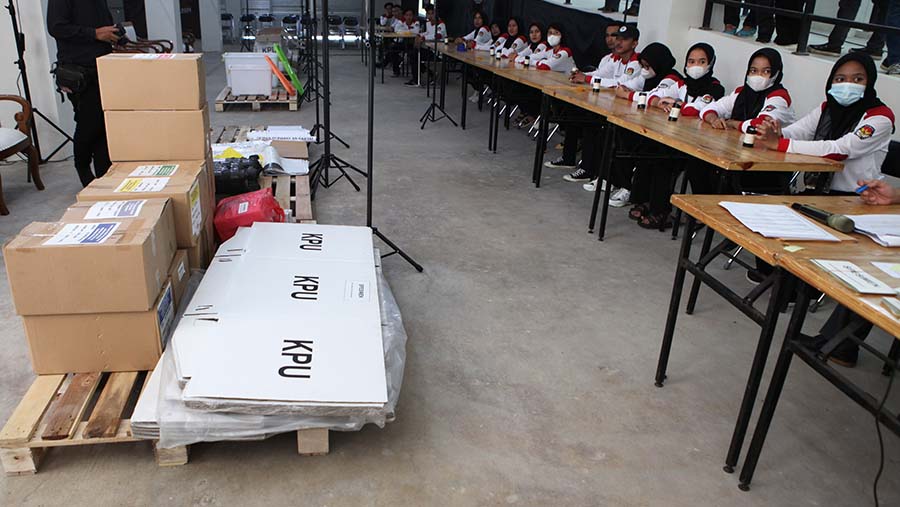 Sejumlah petugas melakukan simulasi logistik pemilu di Kantor KPU, Kabupaten Bogor, Kamis (27/7/2023). (Bloomberg Technoz/ Andrean Kristianto)