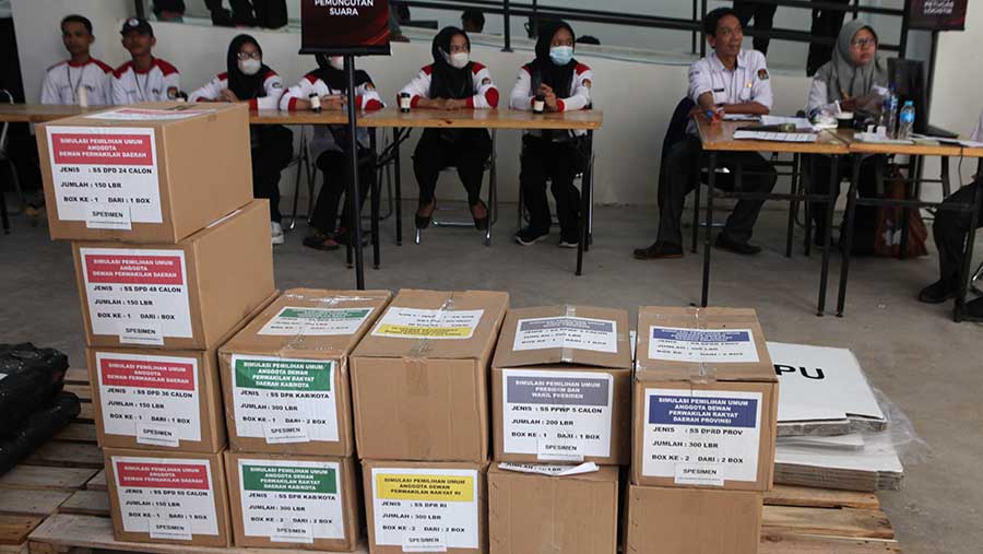 Sejumlah petugas melakukan simulasi logistik pemilu di Kantor KPU, Kabupaten Bogor, Kamis (27/7/2023). (Bloomberg Technoz/ Andrean Kristianto)