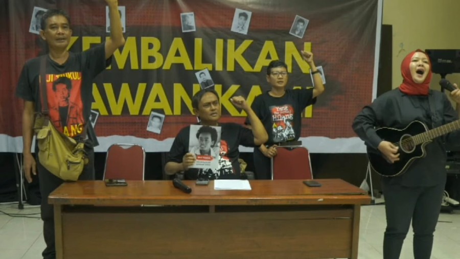 Konferensi pers Kecam Politisi yang Lupa Sejarah di YLBHI, Jakarta (Bloomberg Technoz/Yunia)