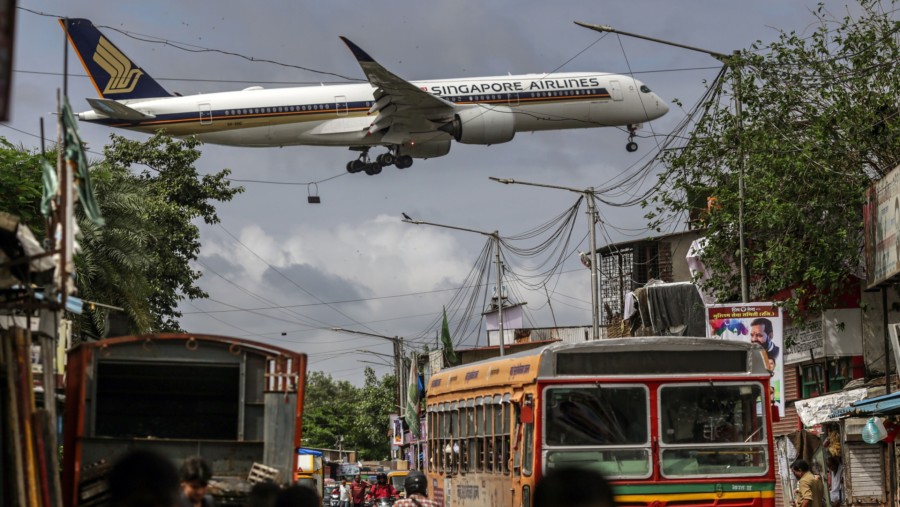 Singapore Airlines melintas di langit Mumbai, India (Dhiraj Singh/Bloomberg)