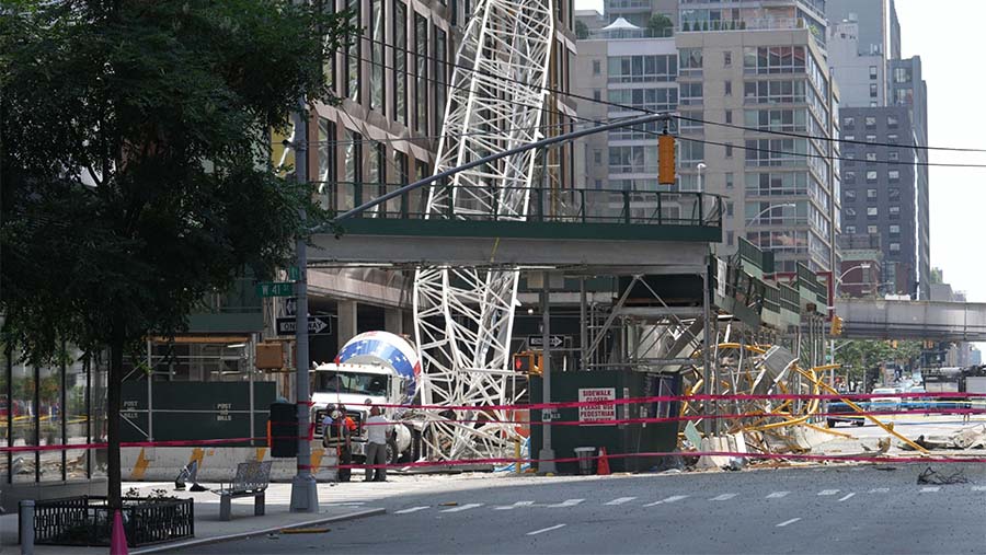 Sebuah crane roboh di sebuah lokasi konstruksi di New York, AS, Rabu (26/7/2023). (Jeenah Moon/Bloomberg)